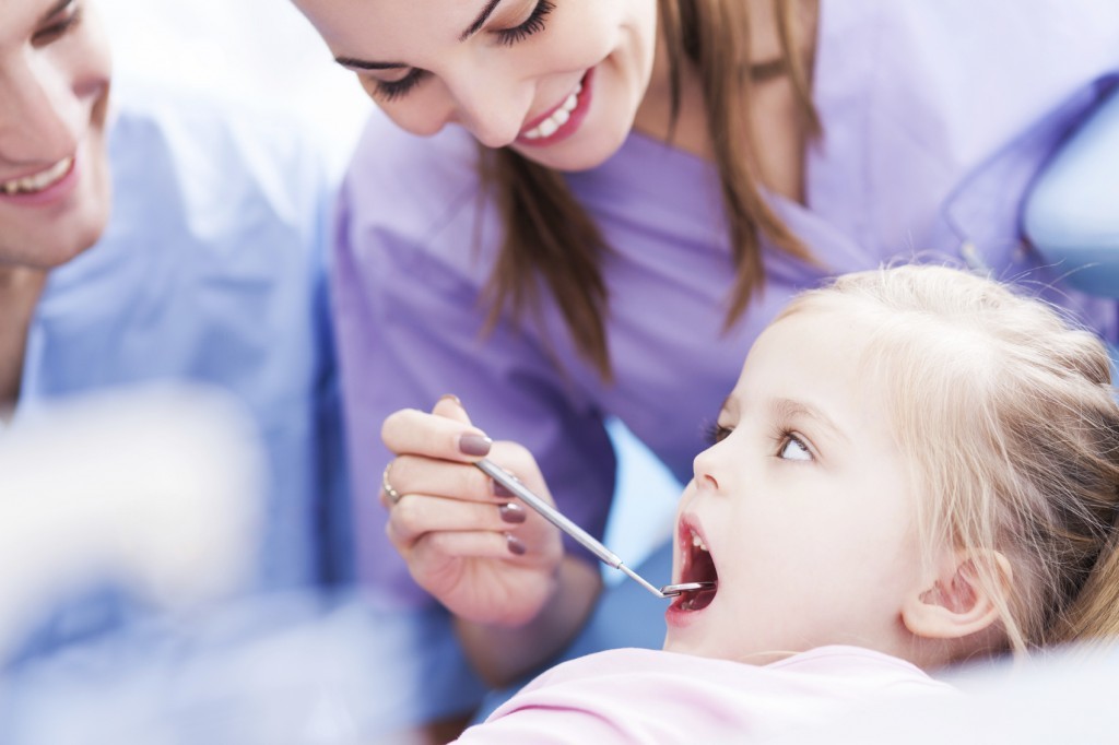 Little-Girl-at-The-Dentist-iStock_000032022308_Medium-1024x682